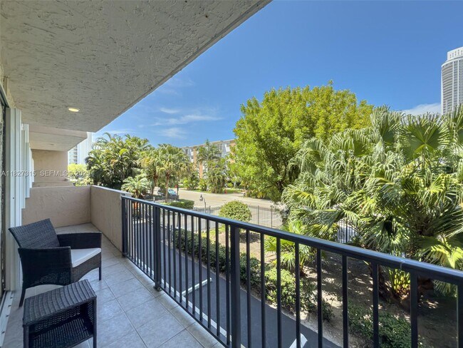 Building Photo - 250 NE 181st St