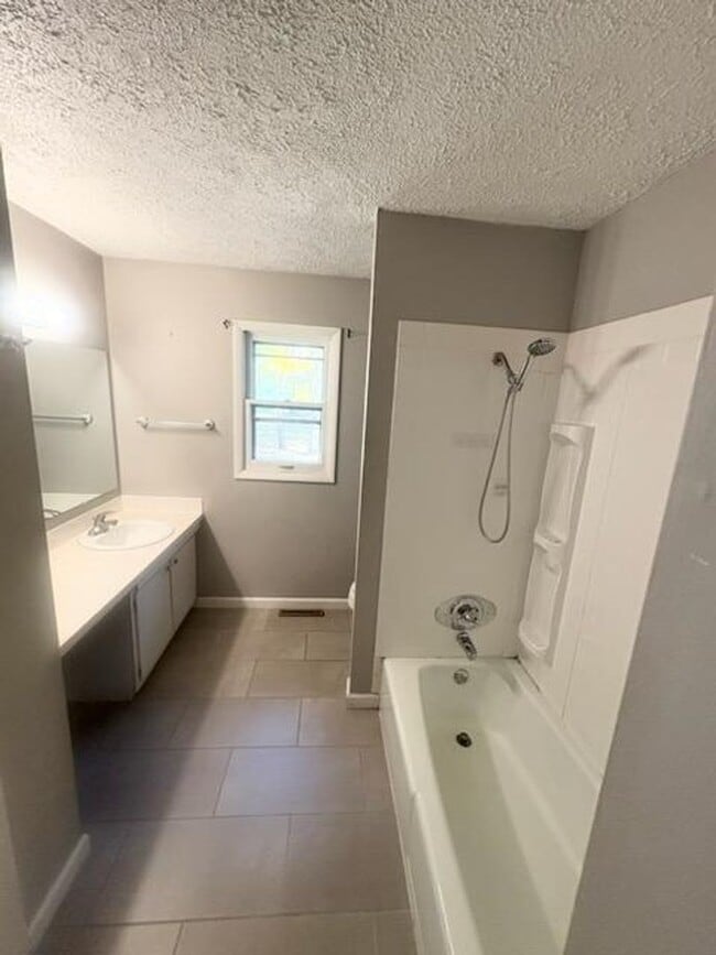 Building Photo - Split Level 4 Bedroom