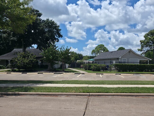 Building Photo - 13915 Old Village Ln