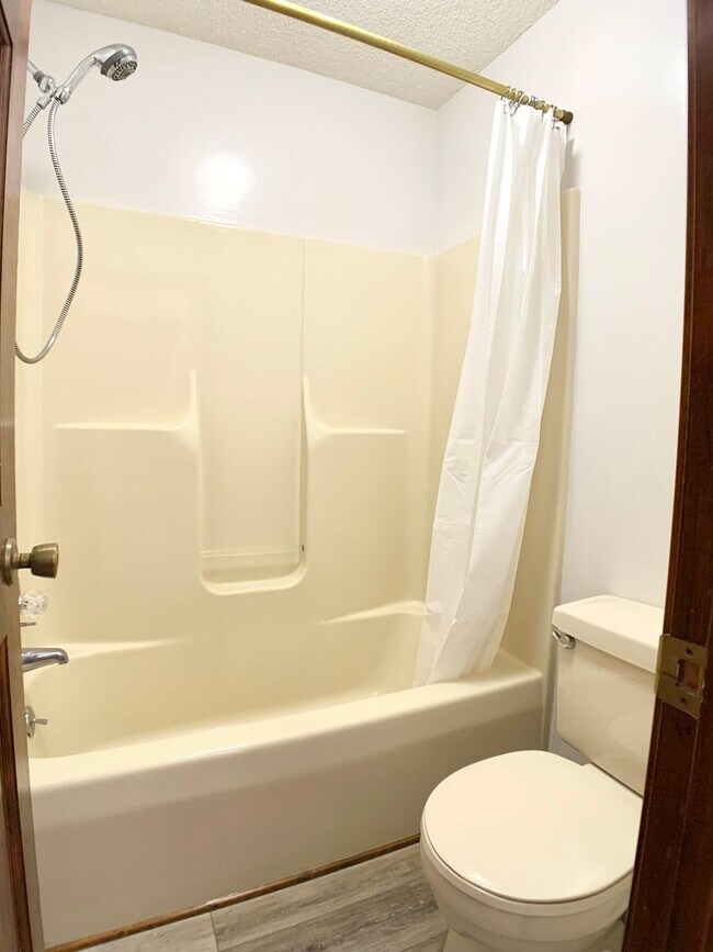 Building Photo - 501 Eysian Rd