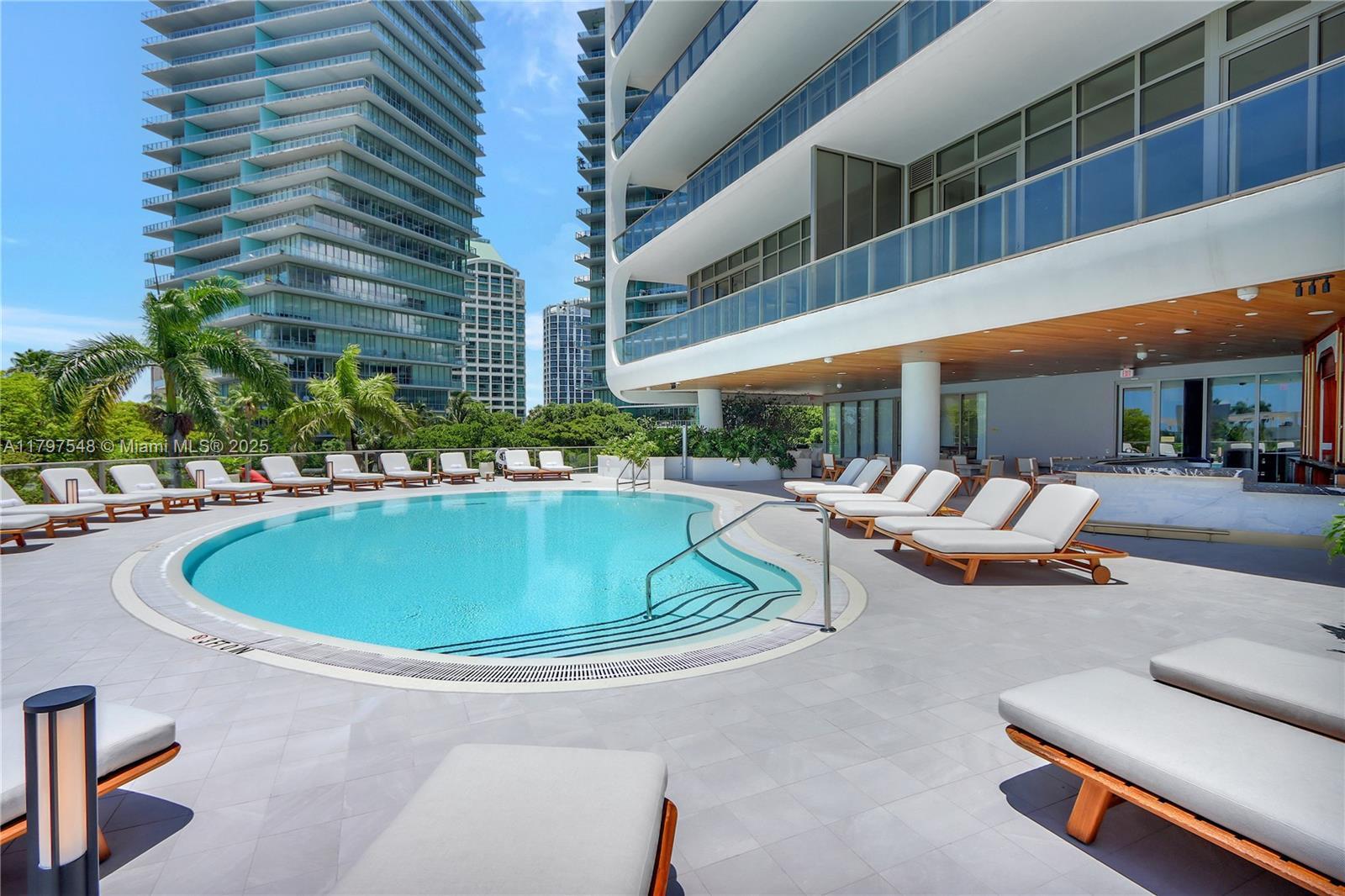 Building Photo - 2655 S Bayshore Dr