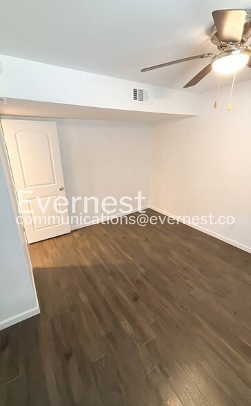 Building Photo - 422 Country Downs Dr