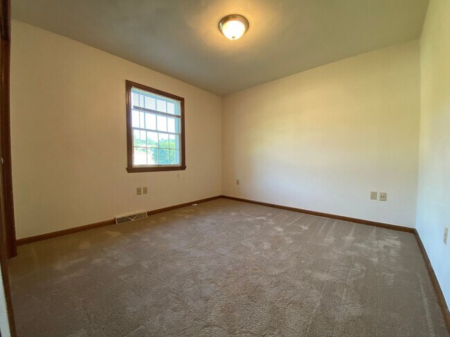 Building Photo - Wonderful 2BR Townhouse with Equipped Kitc...