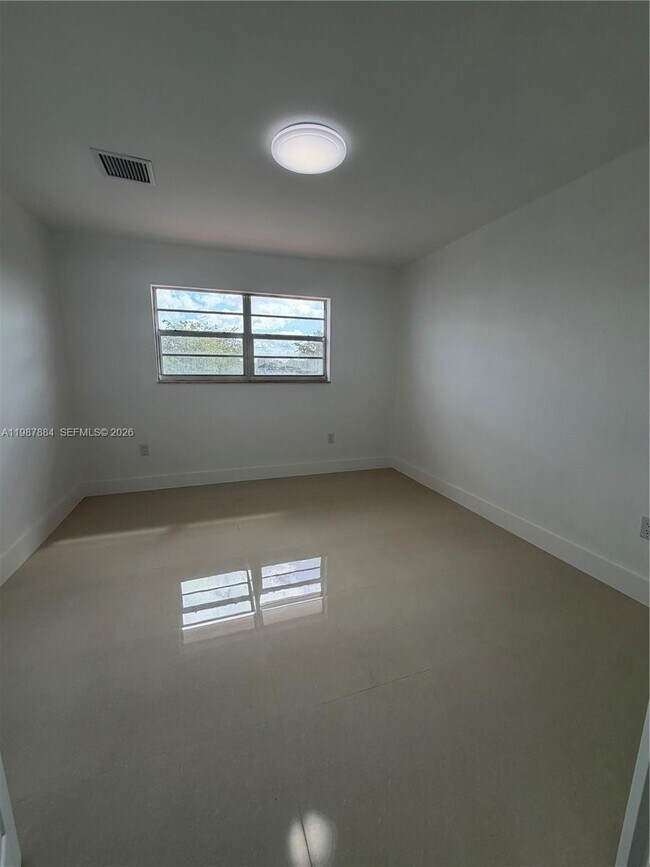 Building Photo - 1550 W 7th Ct