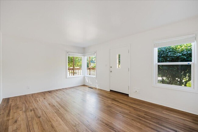 Building Photo - Sweet & Charming 2/1 Home Available Immedi...