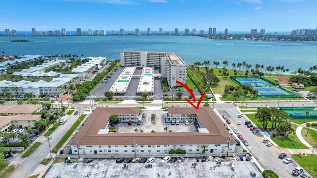 Building Photo - 810 Lake Shore Dr