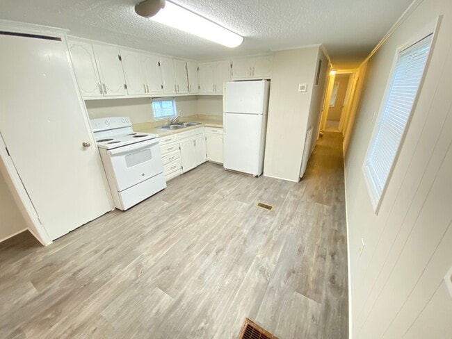 Building Photo - 4bd/1ba House close to Downtown Kannapolis...