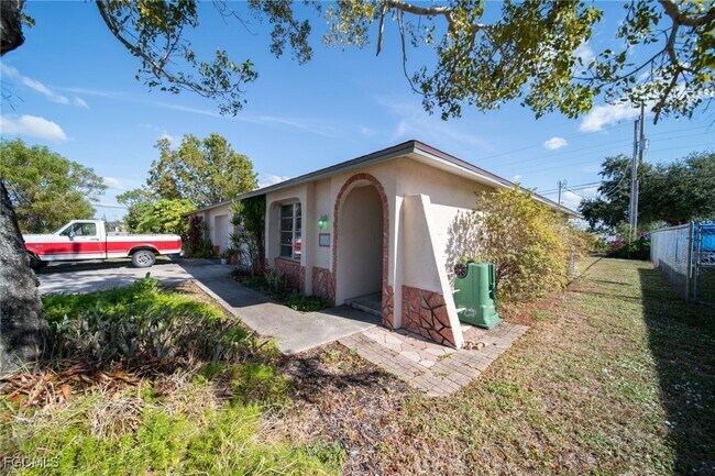 Building Photo - 2825 SW Santa Barbara Pl