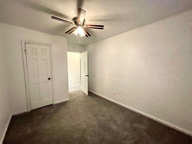 Building Photo - 3 bedroom townhome! Fenced backyard.