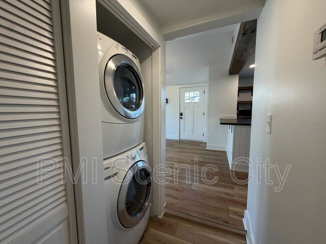 Building Photo - 607 Franklin St