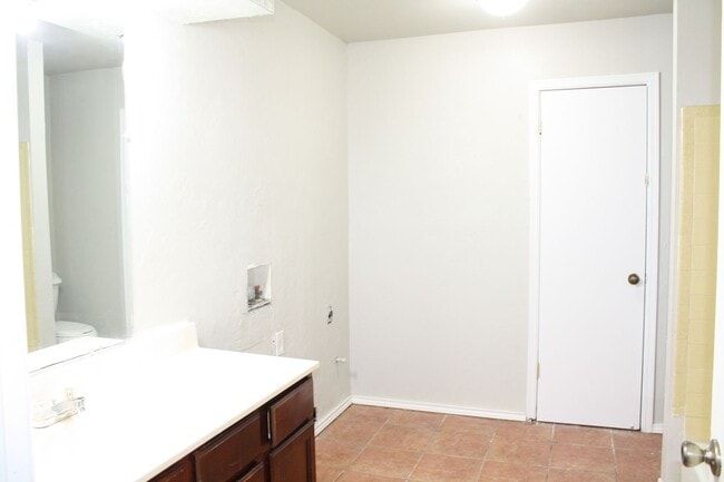 Building Photo - 2900 Pine Ridge Rd
