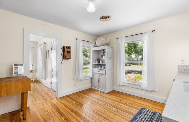 Building Photo - FOR LEASE!! Fully furnished!