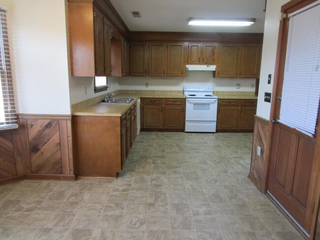 Building Photo - 40 Travis Ct