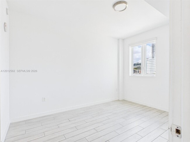 Building Photo - 321 NE 26th St