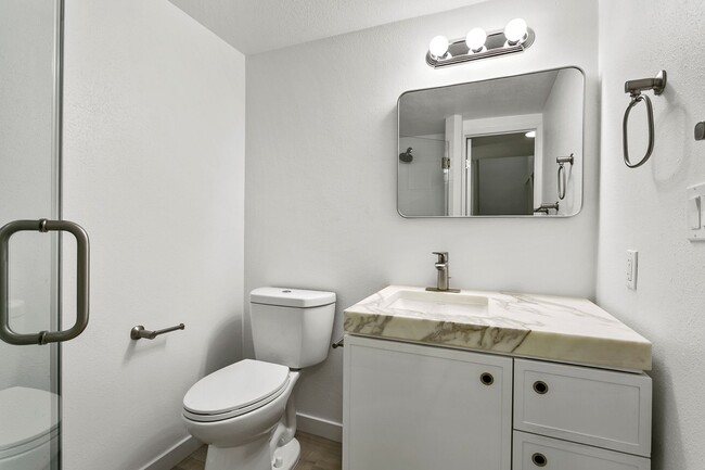 Building Photo - Remodeled End-Unit Townhouse w/ Ground Flo...