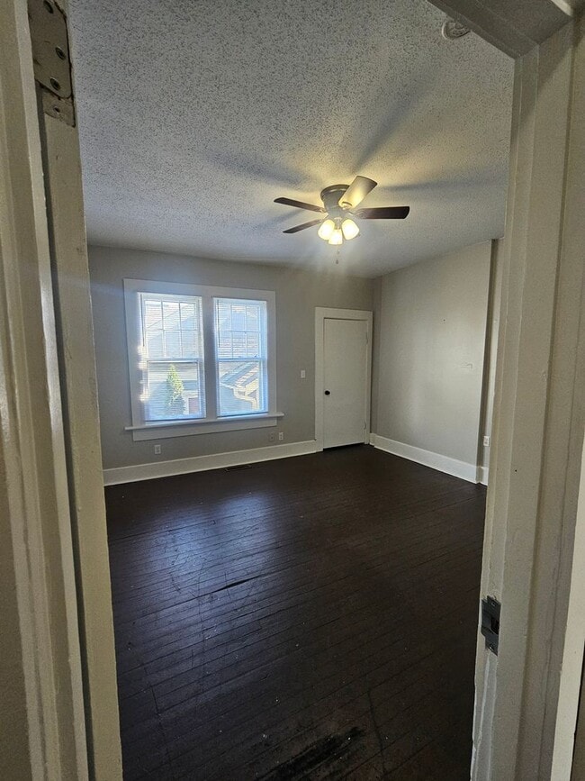 Building Photo - 1033 E 5th St