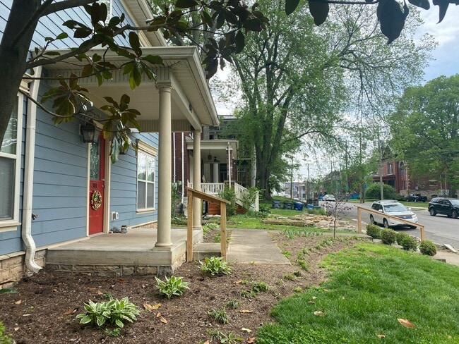 Building Photo - Beautiful modern upstairs condo with 2 full baths! Pet-friendly, with generous parking!