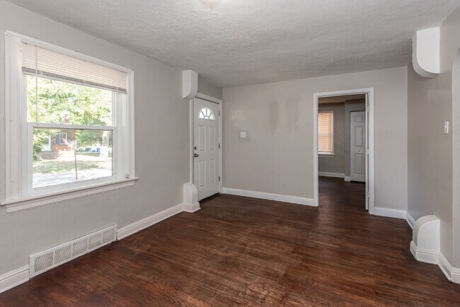 Building Photo - 320 Henquin Dr