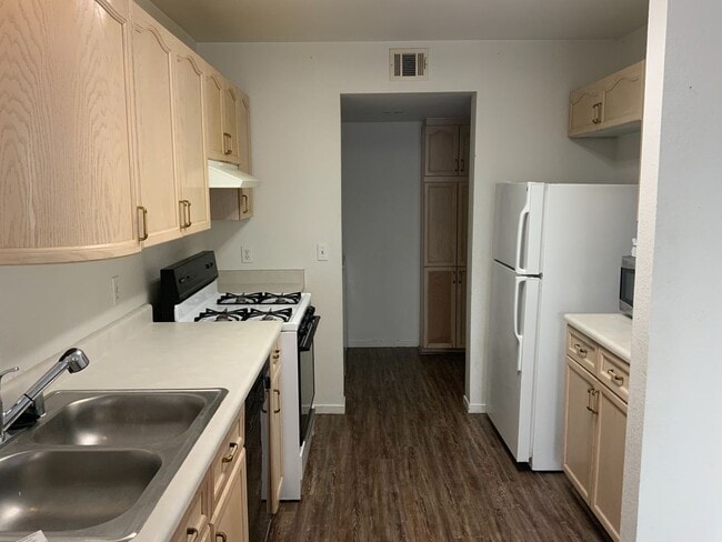 Building Photo - Lovely 3 bedroom town home with attached garage