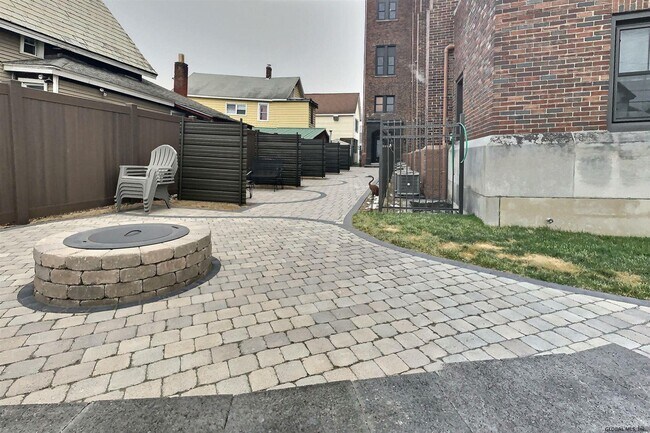 Building Photo - 34 William St