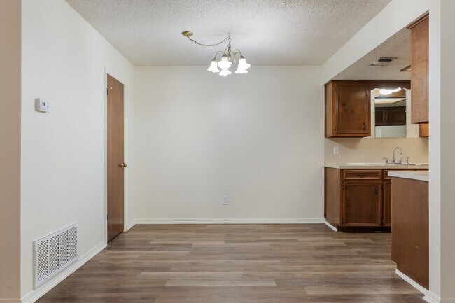 Building Photo - Holly Springs