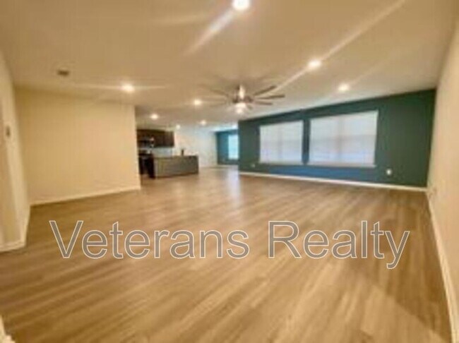 Building Photo - 8 Periwinkle Ln