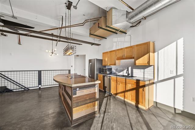 Building Photo - 1777 E 39th Ave