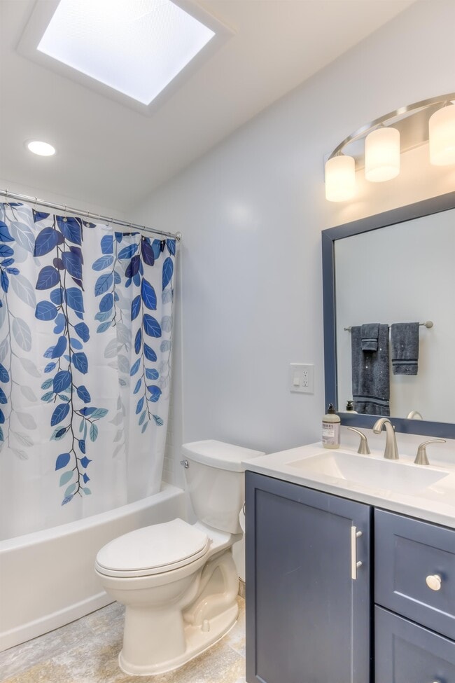 Building Photo - 417 E Jacinto St