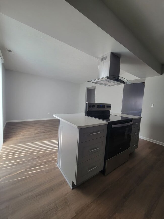 Building Photo - 4 bedroom 2.5 bathroom townhouse