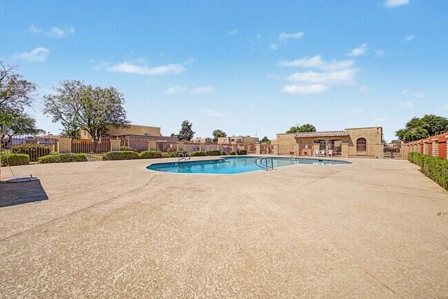 Building Photo - ***INCREDIBLE TOWNHOME with ALL appliances & water, sewer, trash INCLUDED!