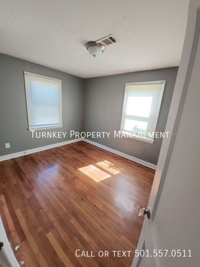 Building Photo - 1720 Pinewood Dr