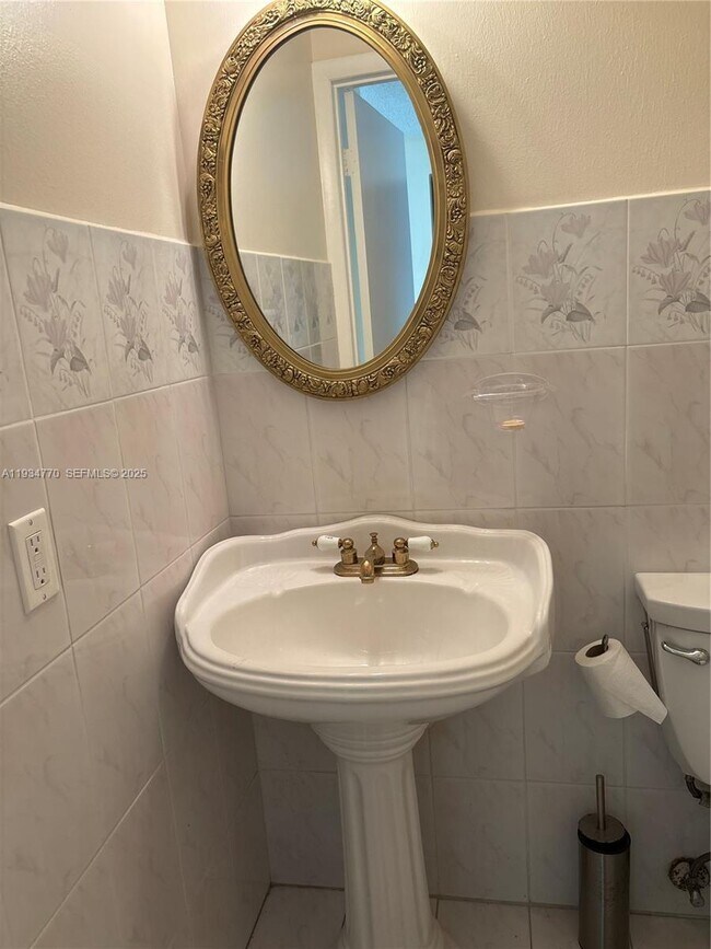 Building Photo - 1825 S Ocean Dr