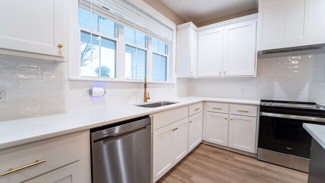 Building Photo - Move-In Special! Free January Rent — Stunning Like-New 4-Bedroom Home Just Minutes from Fort Stewart