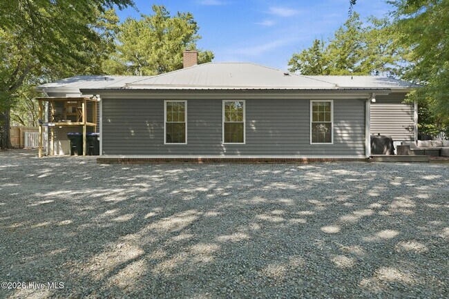 Building Photo - 1425 Central Dr