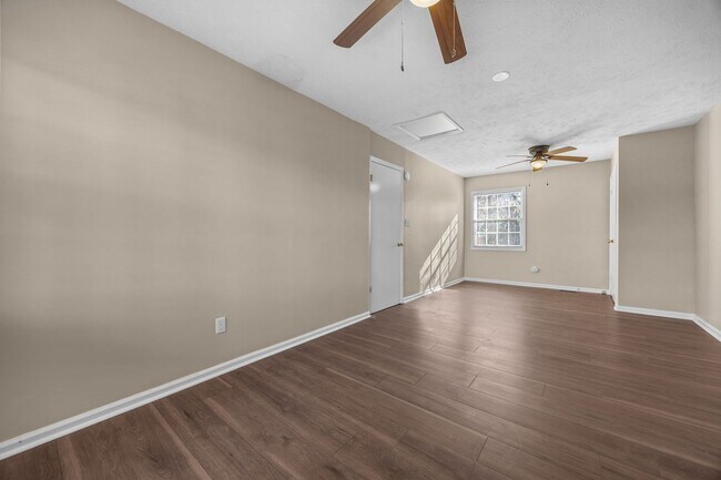 Building Photo - 735 Ashbrook Rd