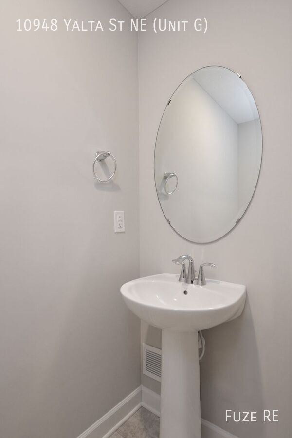 Building Photo - 10948 Yalta St NE