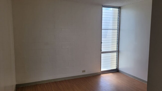 Building Photo - Nice 2bd, 1bath, 1pkg 700sqft unit . $2500