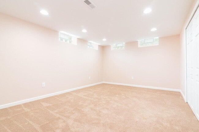 Building Photo - 3672 Middlebury Ln
