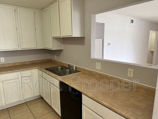 Building Photo - 4180 Versailles Dr