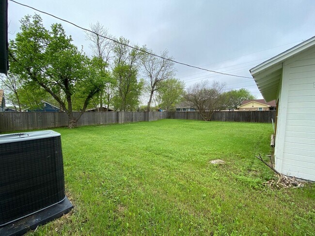 Building Photo - Beautiful 3/2 in Speegleville