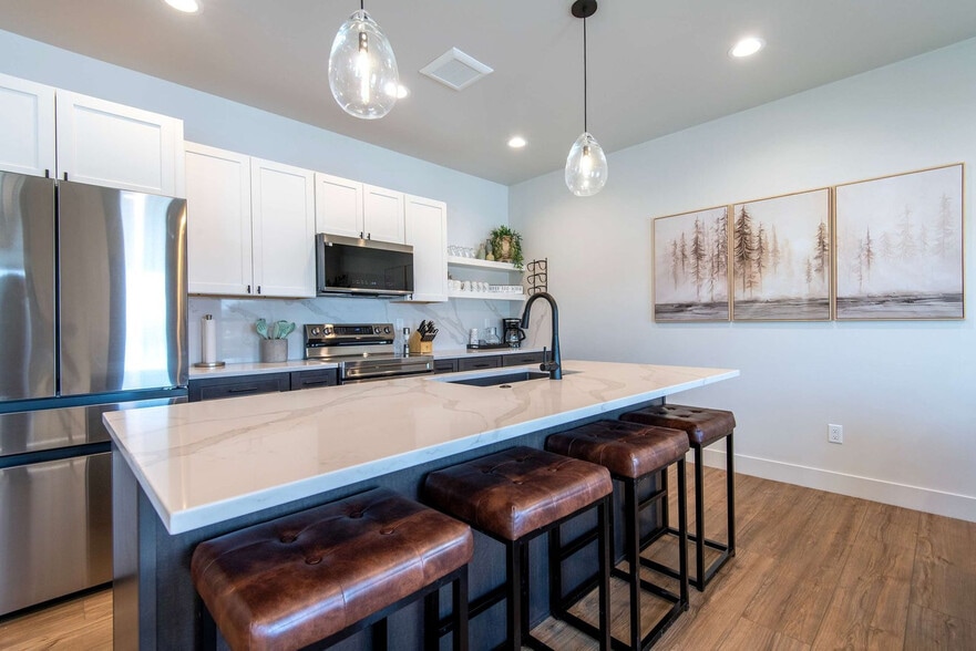 Building Photo - 690 Stone Peak Lp