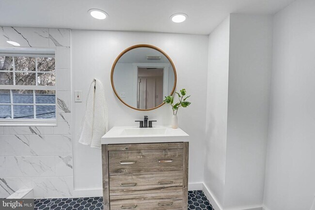 Building Photo - 102 N Rogers St