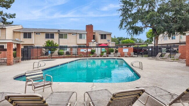 Building Photo - 2BR/1BA Townhome, Broadway & Alma School