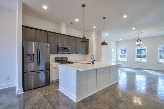 Building Photo - 904 Burchwood Ave