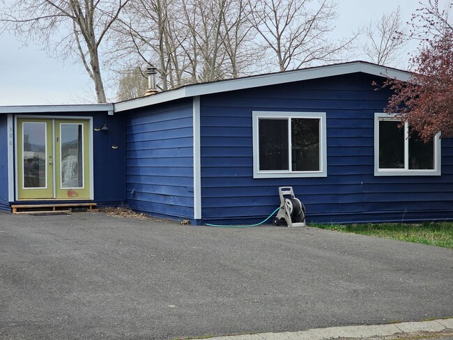 Building Photo - HUGE PET FRIENDLY HOME