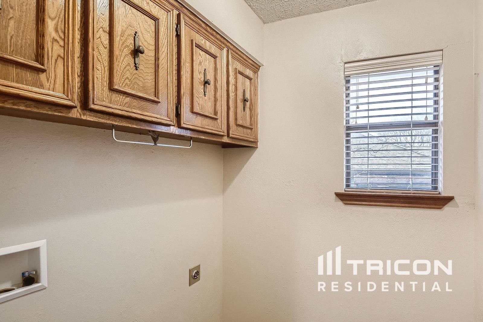 Building Photo - 1735 Plummer Dr