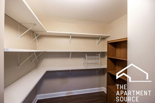 Building Photo - 2118 N Avers Ave