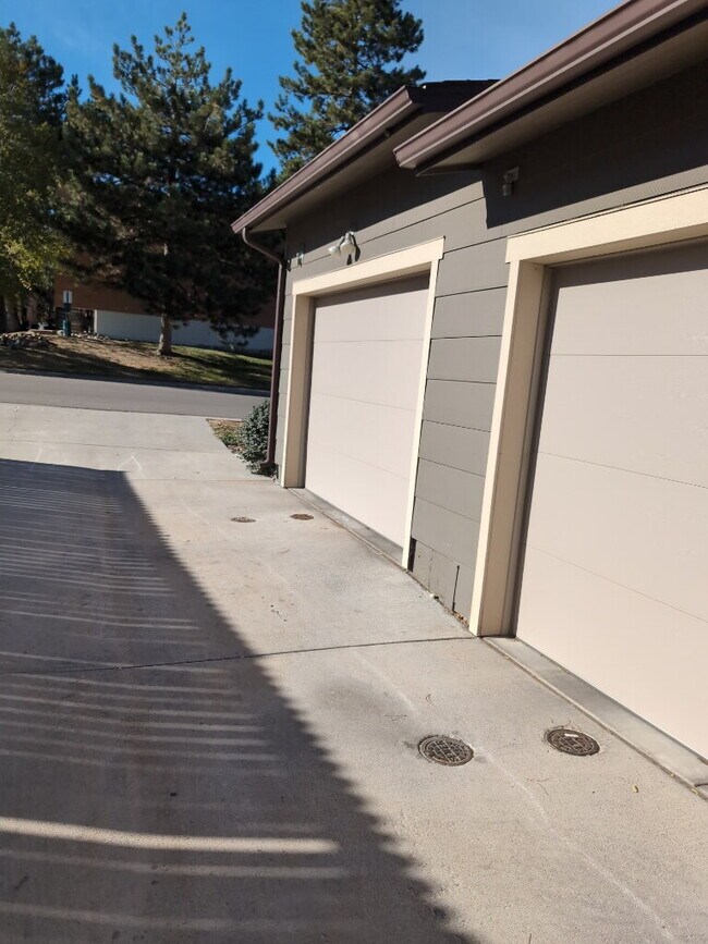 Building Photo - Newer 2BR/2.5BA in Englewood Condo