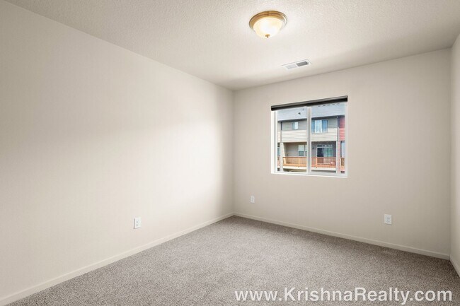 Building Photo - Eco-Friendly & Modern Townhome in Hazel Dell North