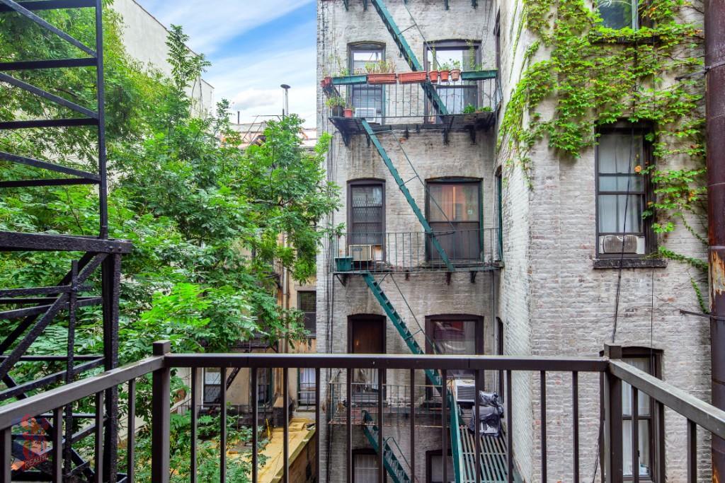 Building Photo - 246 Mott St